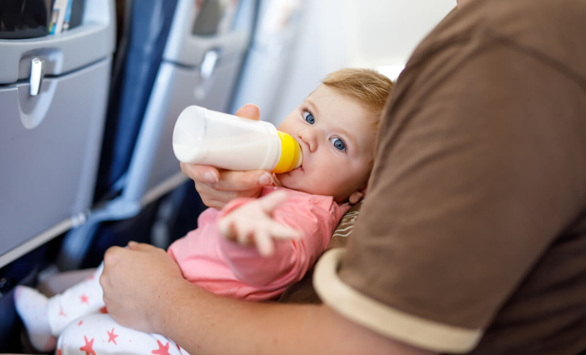 12 recomendaciones para los viajes largos en avión con niños Travel