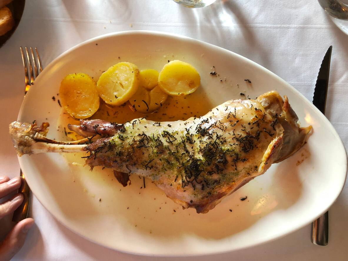 Cordero asado, plato típico de Semana Santa en Reino Unido.