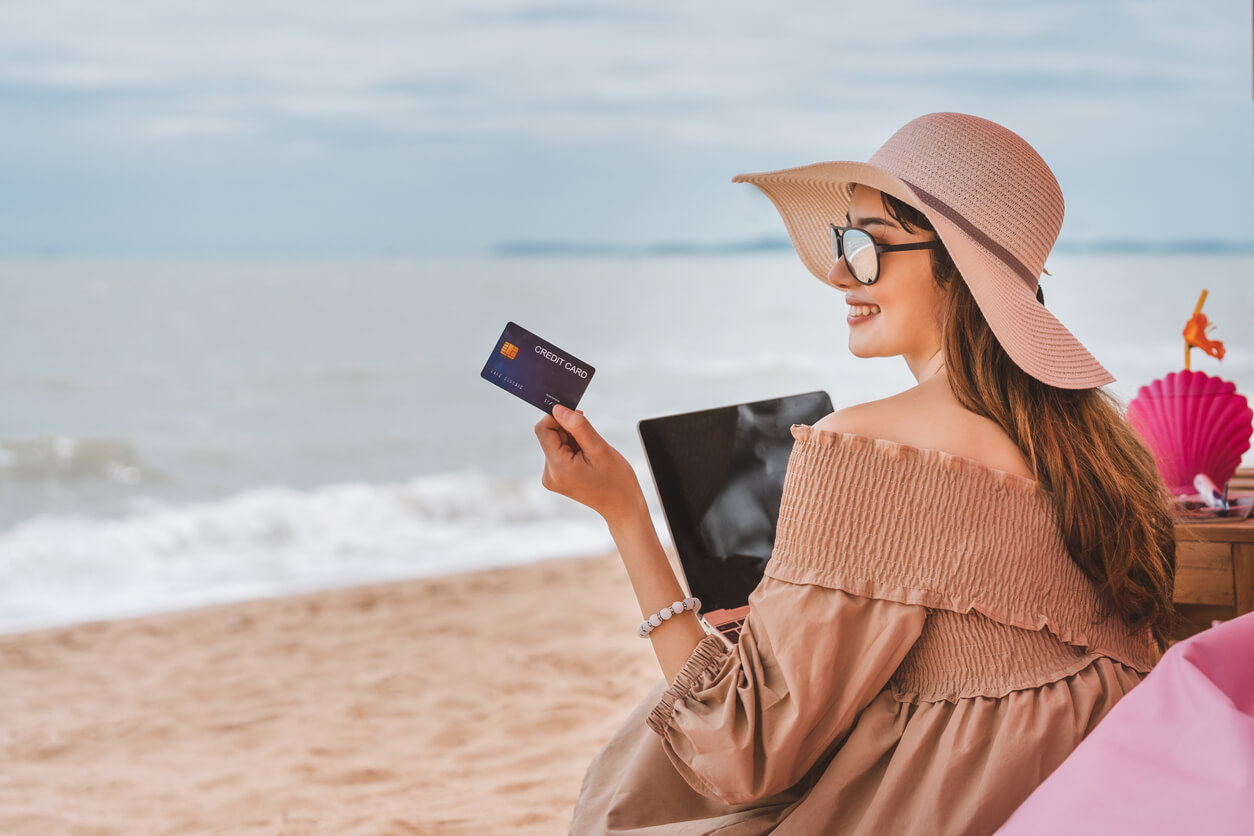 Mujer paga con tarjeta en la playa