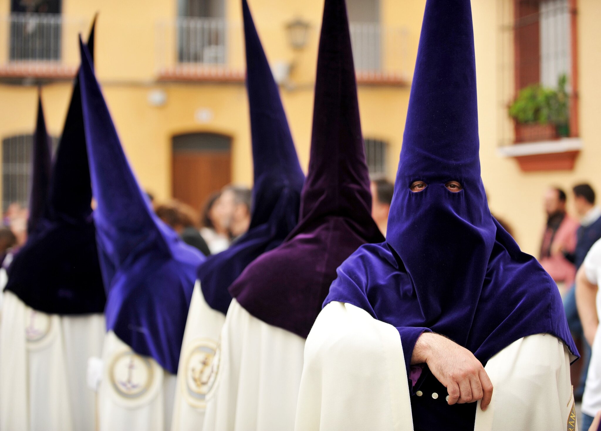 Nazarenos en procesión de Semana Santa.